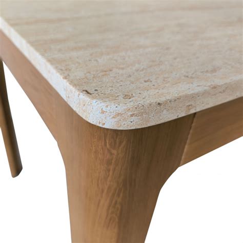 Table en bois et travertin