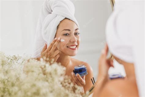 Femme appliquant une crème corporelle