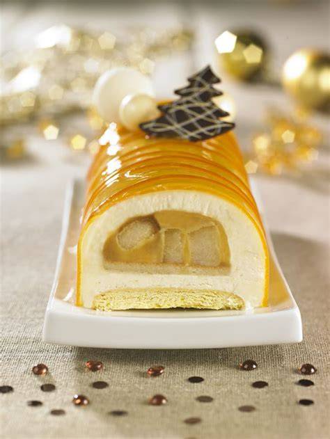 Illustration montrant les couches typiques d'une bûche poire caramel noisette: dacquoise, insert poire, mousse caramel, croustillant praliné