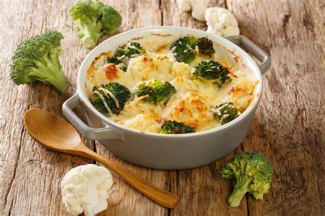 Gratin de légumes au four (chou-fleur et brocolis dans un plat beurré)