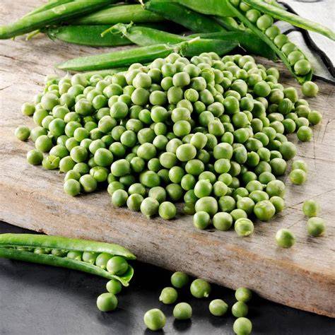 image de petits pois frais écossés près du marché