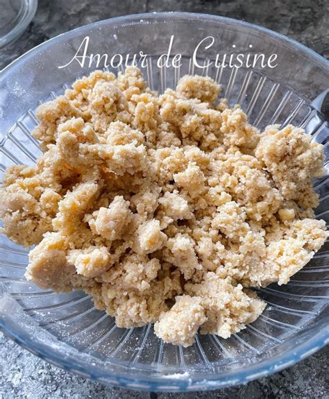 grains de cassis et pâte crumble prête