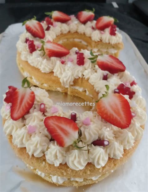Image d’un number cake frais et coloré décoré de fraises