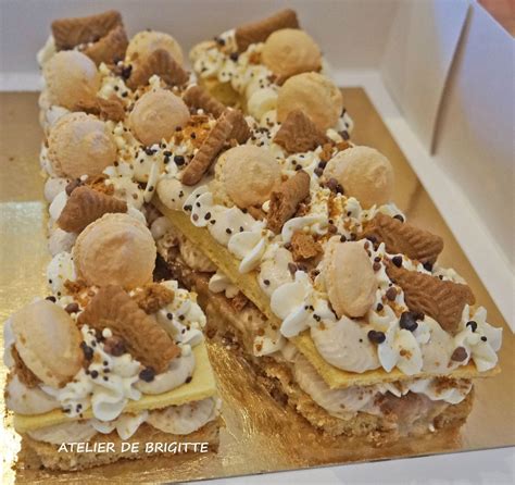 Image d’un number cake doré caramel et spéculoos