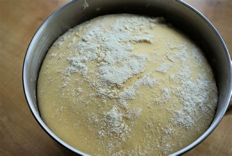 Pâte à pączki en train de lever