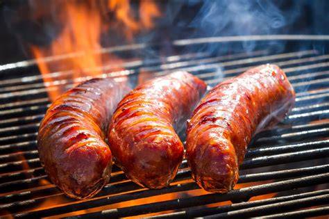 Image: Saucisse de Morteau grillée et brochettes au barbecue