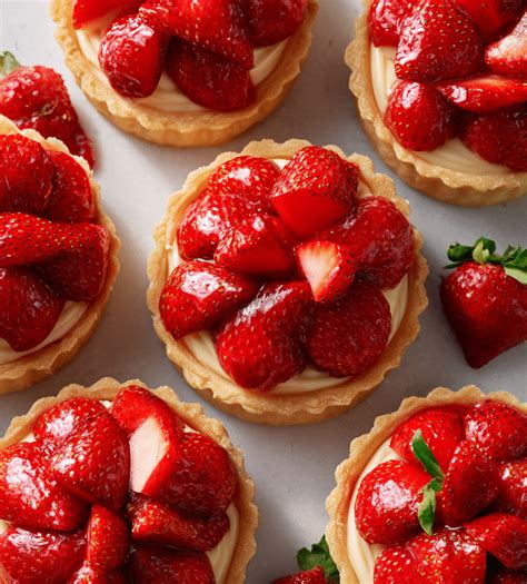 Caméra montrant tartelettes alignées avec des fraises fraîches et crème pâtissière