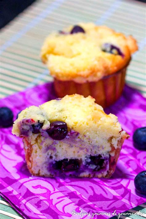 Vue aérienne de muffins aux myrtilles disposés sur une grille