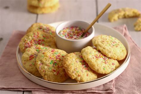 photo d’un assortiment de sablés colorés et cookies confettis