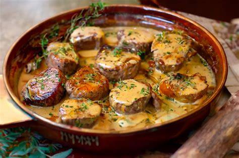 Image d’un filet mignon saisi dans une poêle et mijotant dans du lait