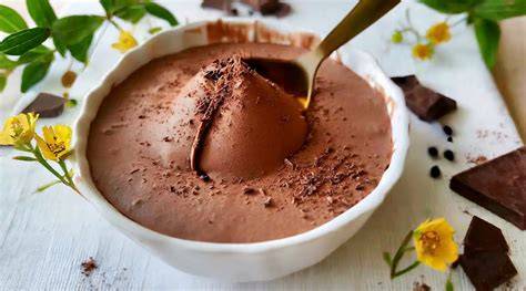 Infographie: étapes clés de la mousse au chocolat et de la chantilly praliné