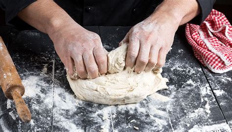 Pétrissage de la pâte à pizza