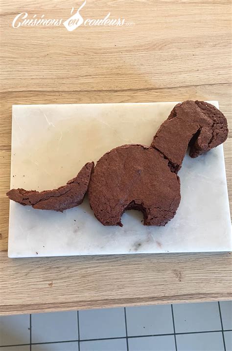 Illustration de la découpe d'un gâteau en forme de dinosaure