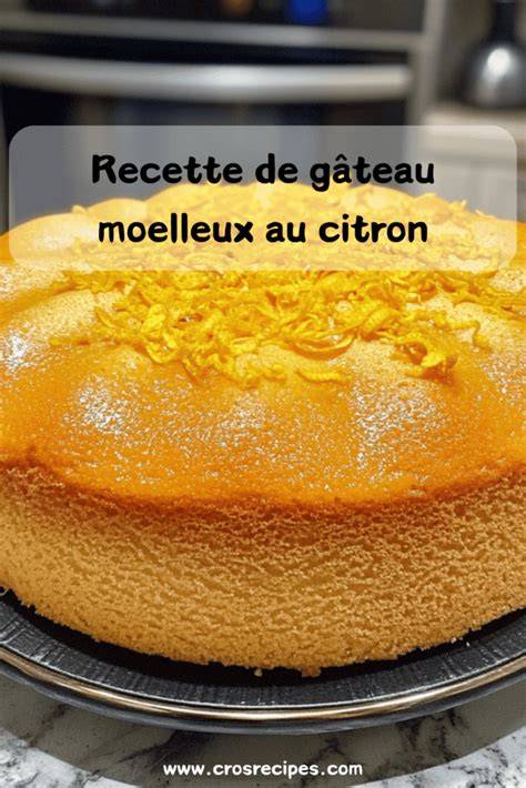 Gâteau fini avec glaçage lisse et zestes de citron