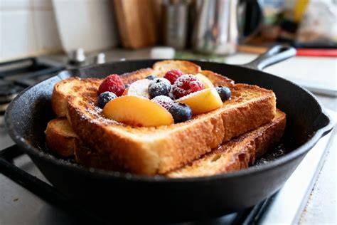 Illustration d'une poêle avec pain perdu doré et fruits - infographie culinaire