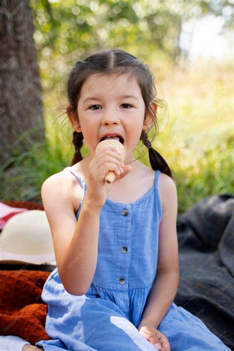 Enfance mangeant de la glace