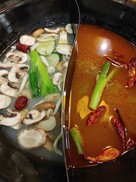 Infographie: Bouillon épicé et sauces assorties pour fondue chinoise