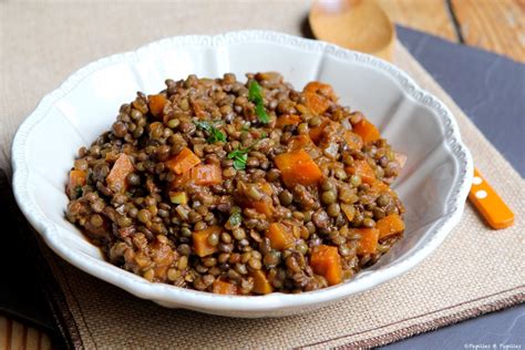 Carte/plan de plats à base de lentilles brunes caramel