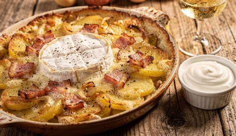 Photo: tartiflette au chèvre et miel dans un plat, accompagnée de roquette