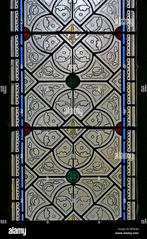 Exemple de vitrail médiéval avec détails peints en grisaille
