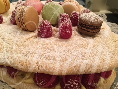 Image: Montage des couches de dacquoise, ganache et crème mousseline