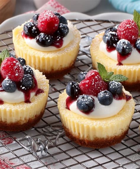 Cheesecakes individuels prêts à être démoulés et servis
