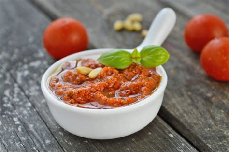 Bol de pesto rouge avec des ingrédients frais