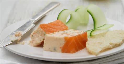 image de terrine saumon sur lit de salade verte