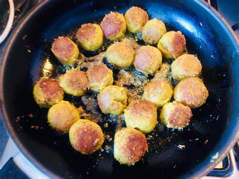 Boulettes de farine de pois chiche dorées dans poêle