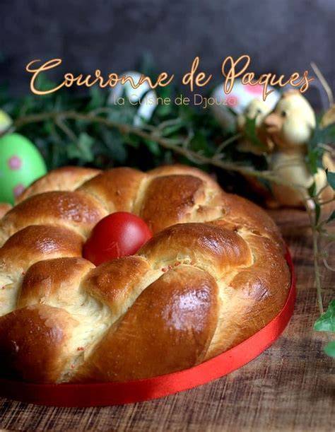 Pâques brioche: croûte dorée et décoration œufs