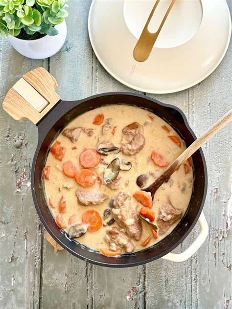 Illustration d'une cuisinière préparant une blanquette dans une cocotte avec ingrédients et flacons de vin, zeste d'orange et jus d'orange