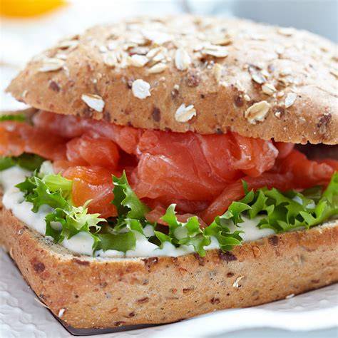 Infographie: Étapes clés de la préparation du sandwich au saumon fumé et crème de ciboulette
