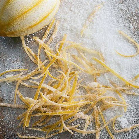 Zestes confits de citron et macarons