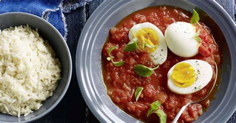 image de riz en sauce tomate et œufs durs