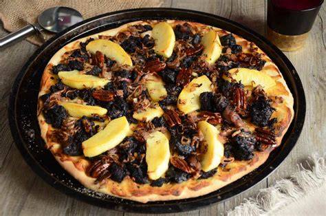 Pizza au boudin noir et ananas (illustration des ingrédients)