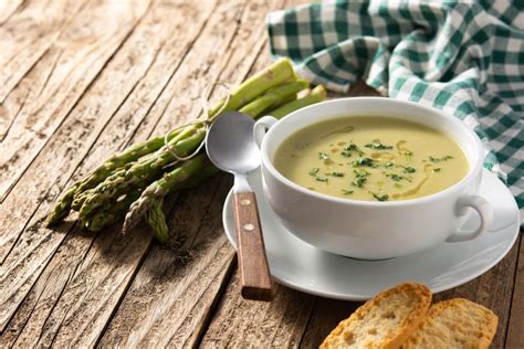 Bol de velouté d'asperges froid garni de quelques asperges fraîches
