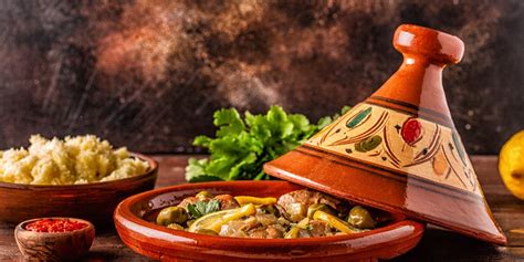 Un plat à tajine traditionnel en céramique