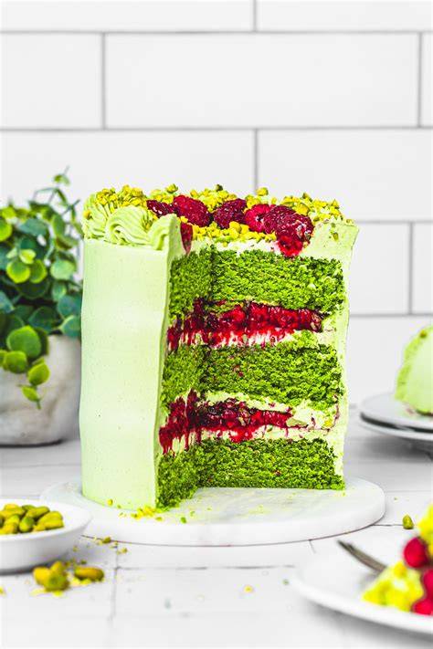 ganache pistache layer cake illustration