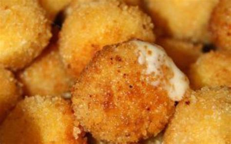 Billes de mozzarella panées prêtes à être frites