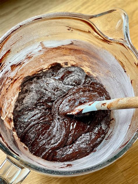 Vue aérienne d'un moule rectangulaire rempli de pâte à brownie prête à être cuite