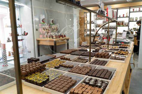 Vue intérieure du tea-room historique et de la vitrine dorée de la chocolaterie Auer