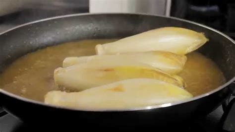 Illustration montrant les étapes du caramel et l’empilement des endives sur le moule