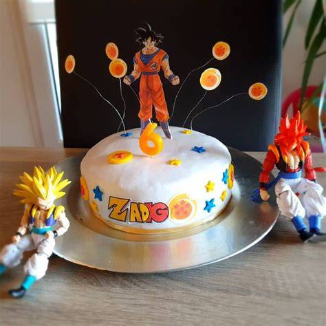 Photo d’un gâteau Dragon Ball Z décoré avec impressions alimentaires et toppers