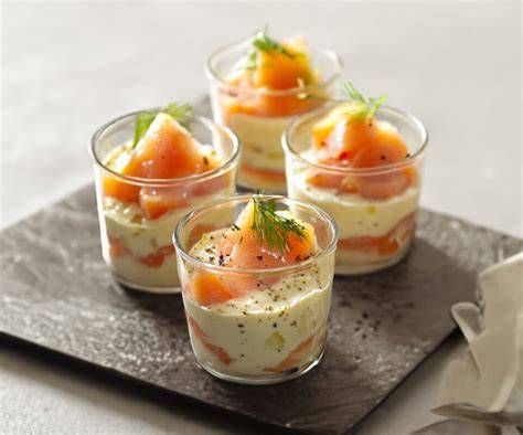 Image d’assortiment d’amuse-bouches et verrines au saumon fumé