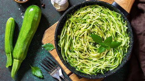 Infographie: Étapes de préparation des spaghettis de courgettes et pesto maison