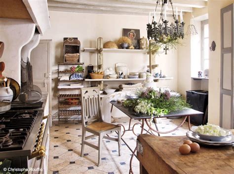 Vieille illustration d'une cuisine de campagne française avec des ingrédients