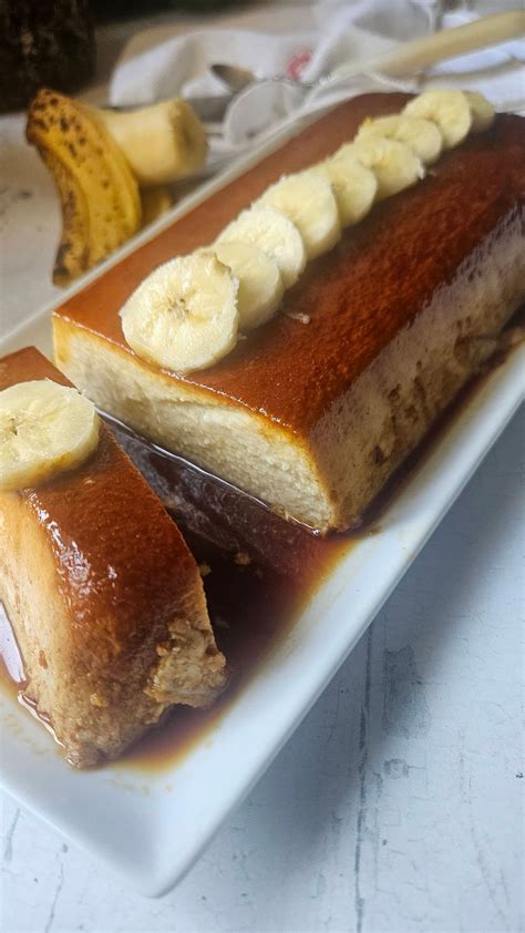 Infographie: Ingrédients et étapes du flan banane coco au caramel brun