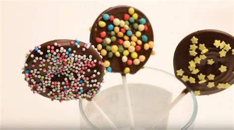 sucettes en chocolat décorées enfants