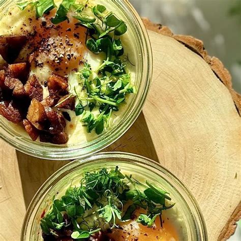 Assiette d'œufs cocotte avec patate douce et châtaignes