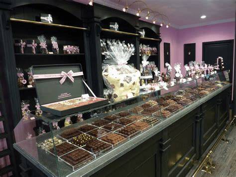 Photo: façade et intérieur d'une chocolaterie avec comptoirs et vitrines
